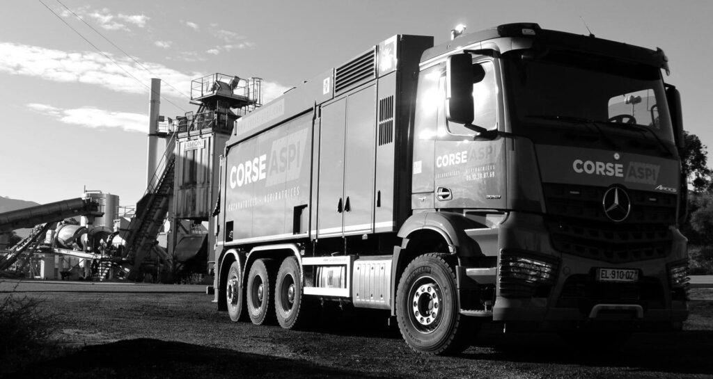 CORSE ASPI : Camion excavatrice aspiratrice Mercedes Arocs TP. Camion spécialisé CORSE ASPI (excavatrice aspiratrice) Mercedes Arocs 6x4, immatriculé EL-910-QZ, sur un site industriel.