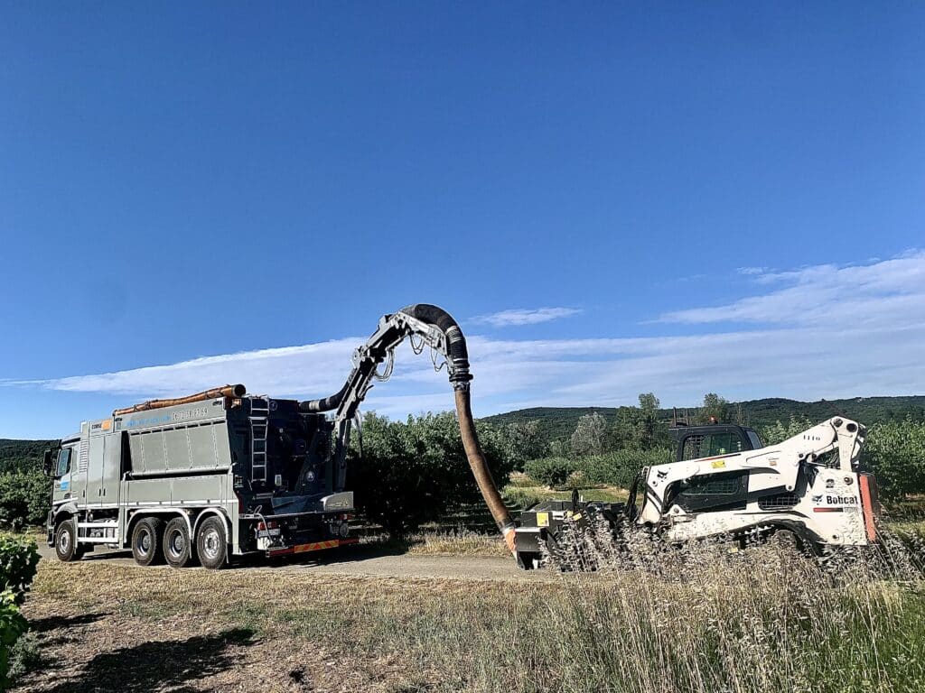 Terrassement par Aspiration : Camion Corse Aspi et Bobcat Camion aspirateur Corse Aspi relié à un Bobcat T870 pour du terrassement par aspiration en extérieur.