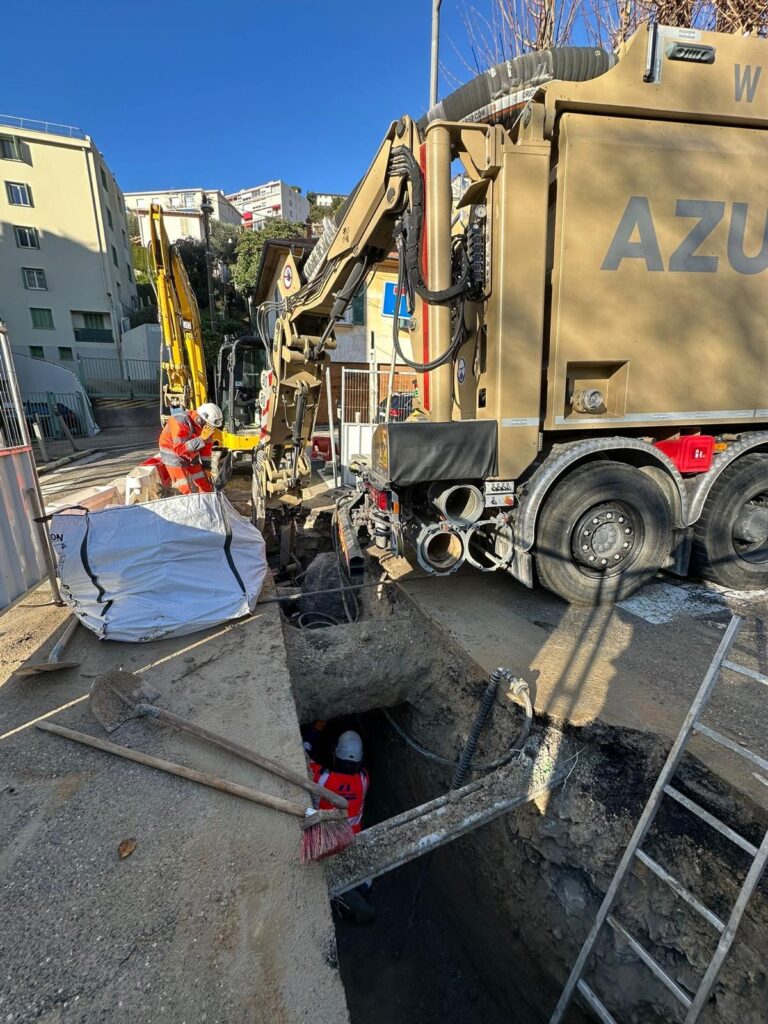 Chantier d'excavation urbaine avec aspiratrice excavatrice Travaux d'excavation : ouvriers dans une tranchée avec aspiratrice excavatrice Azur et équipements de chantier.