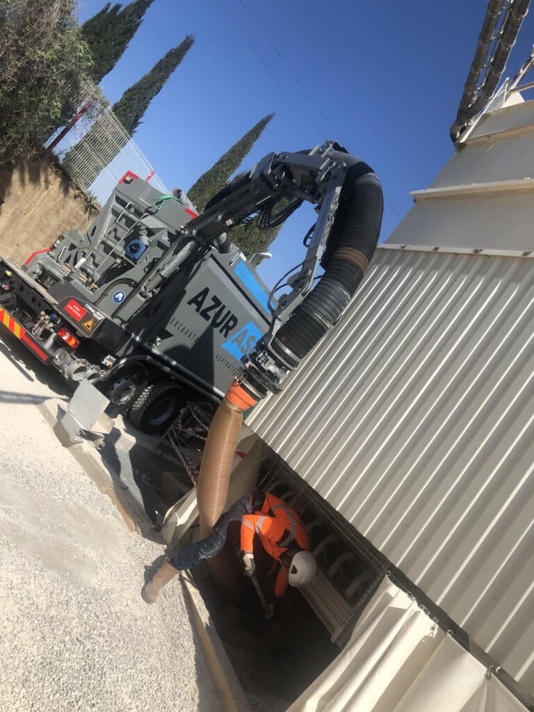 Excavatrice Aspiratrice Azur Aspi : Solution de Terrassement Camion Azur Aspi utilisant son excavatrice aspiratrice avec un ouvrier en équipement de sécurité sur un chantier.