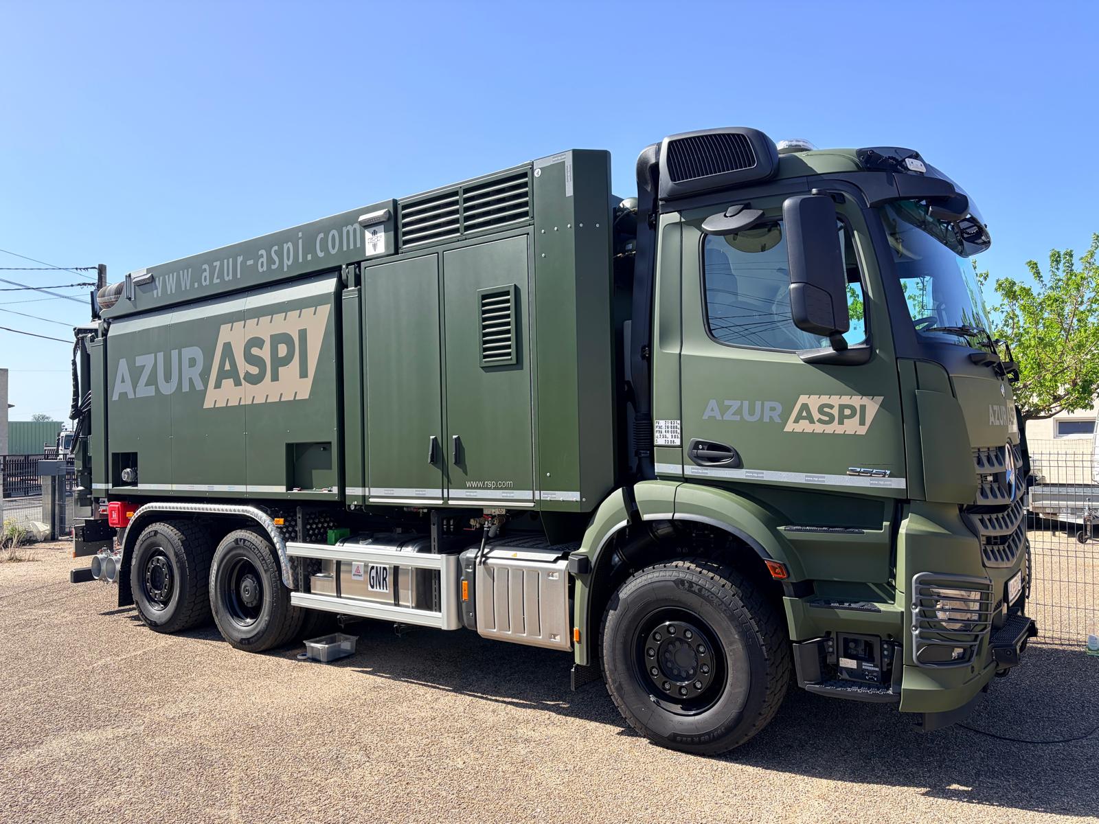 Camion aspirateur Mercedes-Benz vert de la société Azur Aspi pour travaux d'aspiration et excavation.