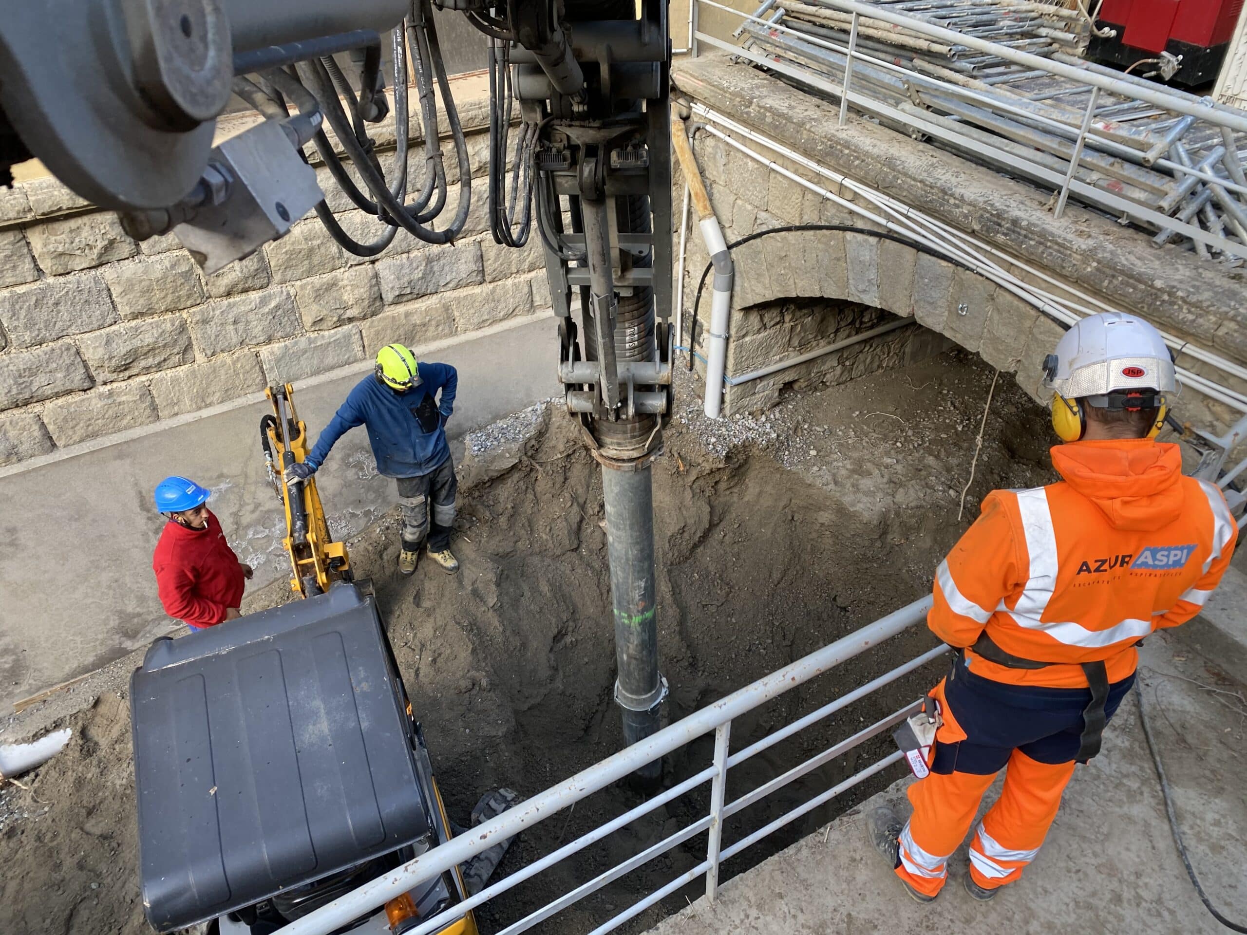 Ouvriers Azur Aspi utilisant une excavatrice-aspiratrice pour des travaux de terrassement précis.