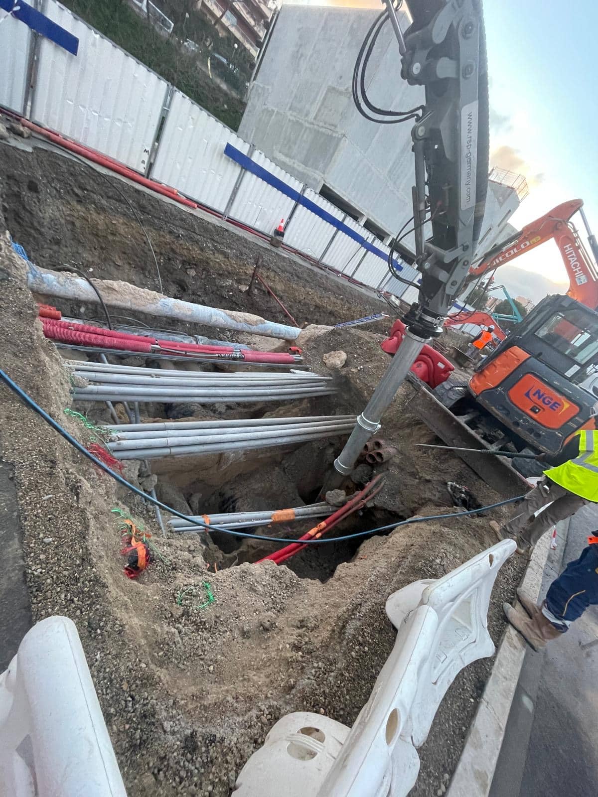 Excavatrice par aspiration NGE dégageant des réseaux de canalisations sur un chantier de travaux publics.